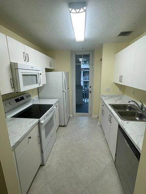 2 bed, 2.0 bath, 1200 sqft, $2,600 — Photo 3