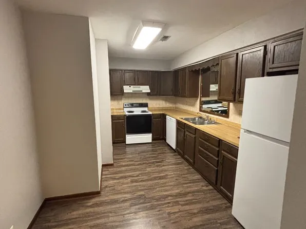 3202 W 22nd St, Lawrence, KS 66047