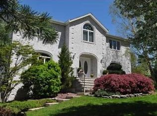 869 Mulberry Rd, Valley Cottage, NY 10989