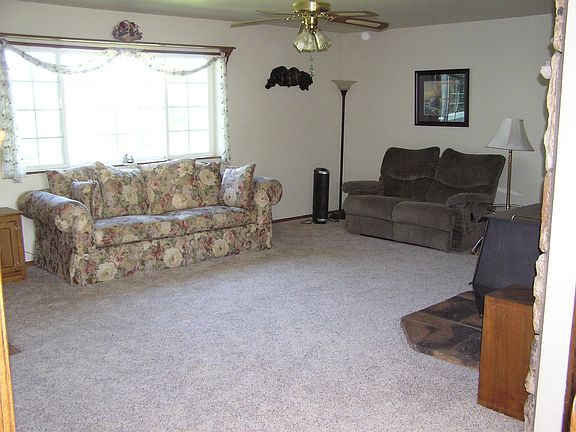Living Room w/new carpet
