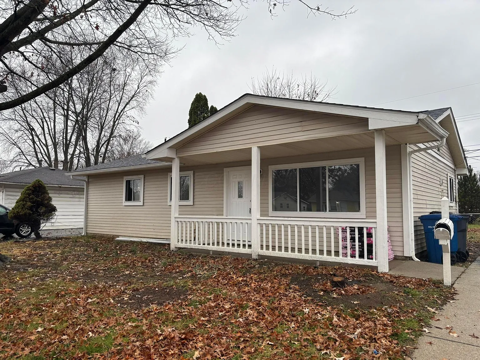 3 bed, 1.0 bath, 984 sqft, $1,945 — Photo 2