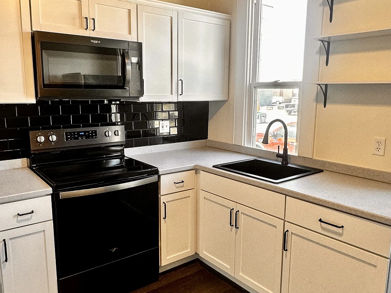 329 E Broadway - 2 — Photo 3