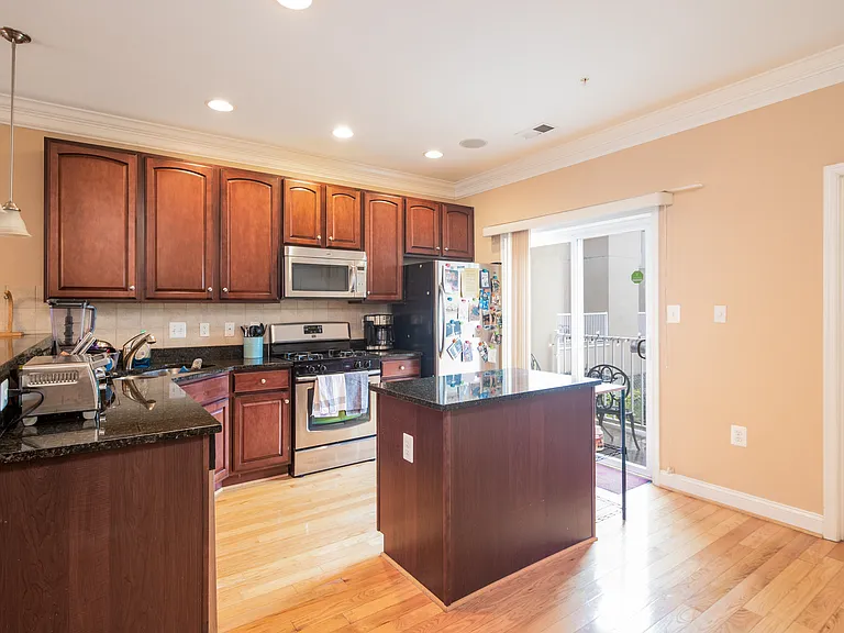 1718 Mount Pleasant Ave — Photo 11