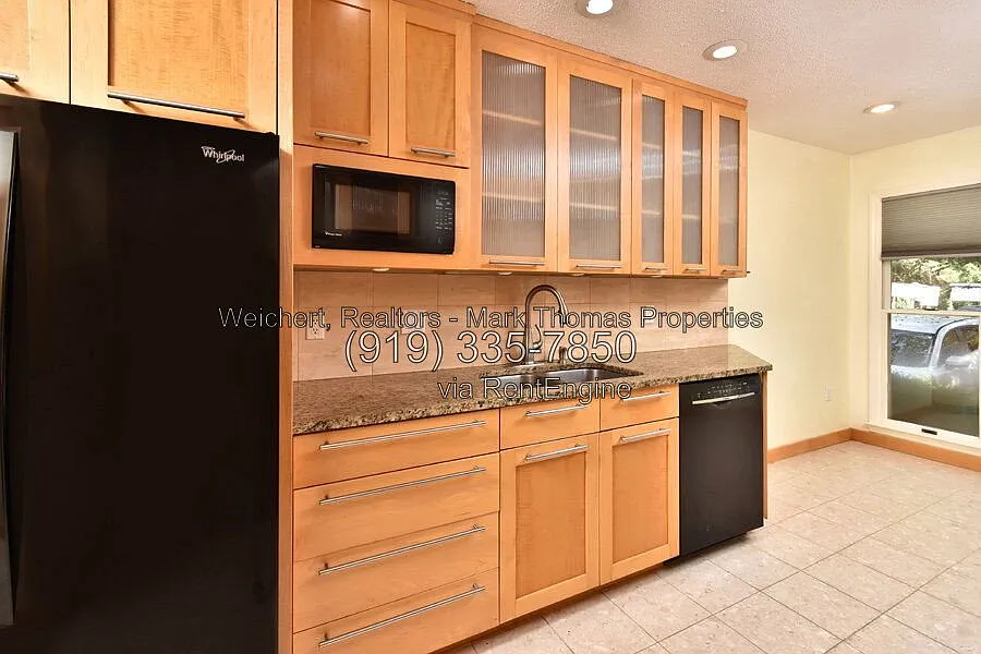 3 bed, 2.0 bath, 1600 sqft, $2,300 — Photo 4