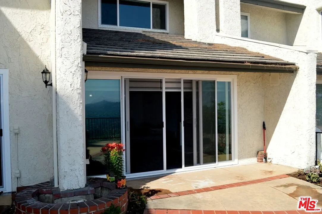 3 bed, 3.0 bath, 2084 sqft, $6,000 — Photo 3