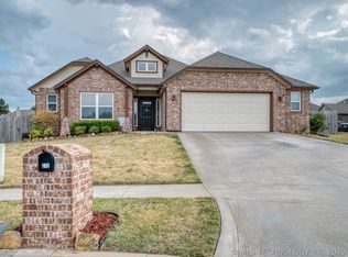 212 W 54th Ct, Sand Springs, OK 74063