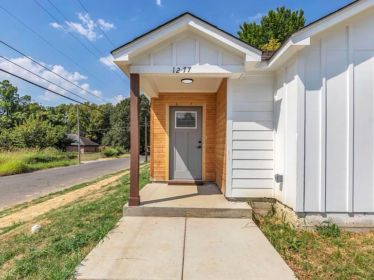 1277 Englewood St — Photo 3