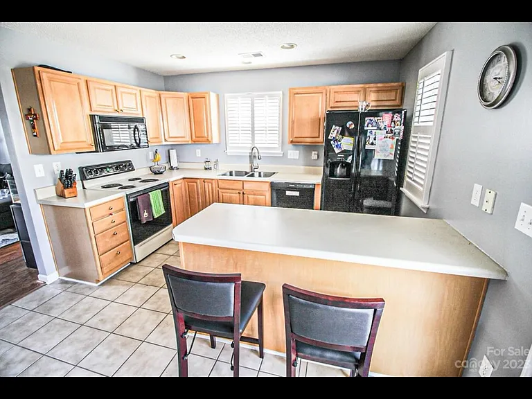 12928 Sickles Dr — Photo 2