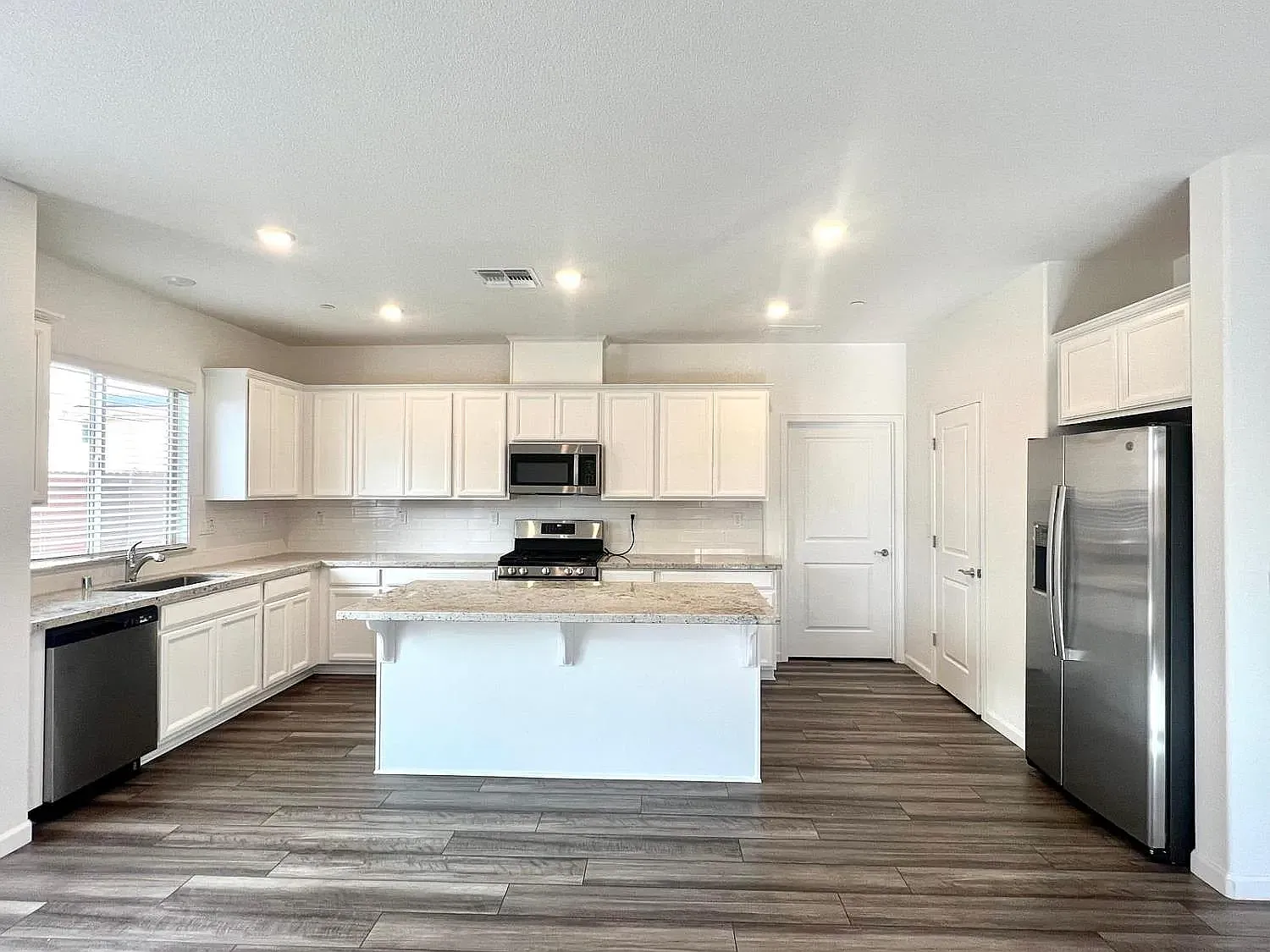 4 bed, 2.5 bath, 2471 sqft, $3,700 — Photo 4