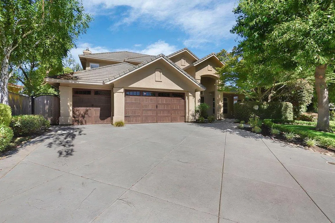 4305 Gleneagles Ct photo 1