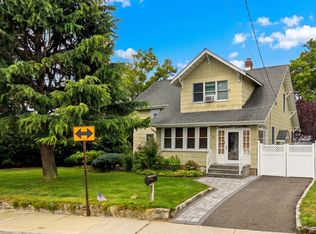 30 West St, Farmingdale, NY 11735