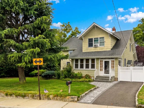 30 West St, Farmingdale, NY 11735