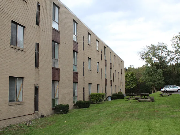 Darlington Manor — Photo 3