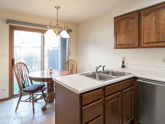 5th image of 904 W 57th St