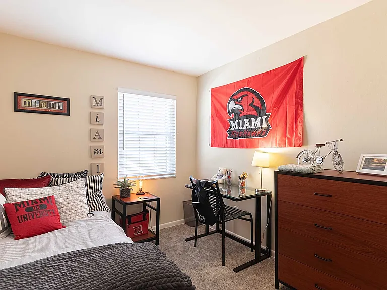 3br-15ba
1046sf Bedroom