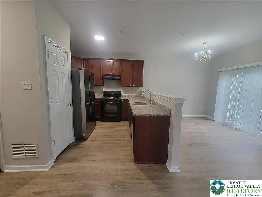 3 bed, 2.5 bath, 1645 sqft, $2,550 — Photo 3