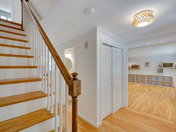 4th image of 369 Dedham Ave