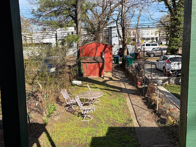 337 S Laurel St — Photo 11