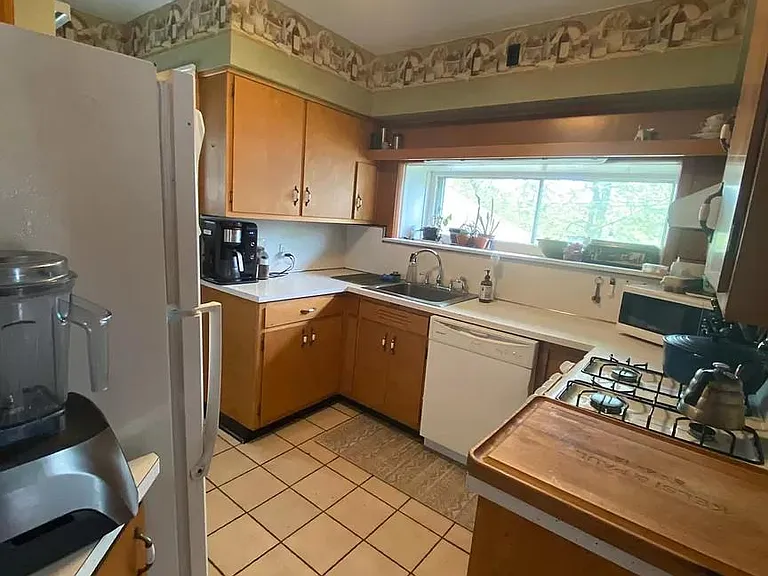 209 E Lutz Ave — Photo 7