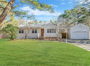 5 Pleasant View Rd, Ridge, NY 11961