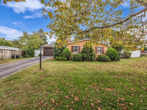 100 Ridgewood Avenue, Holtsville, NY 11742