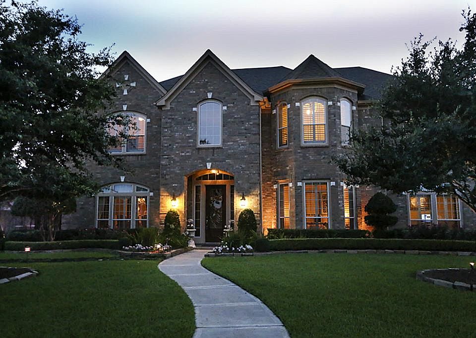 Exquisite 2/story Perry Home located in the community of Cypress Creeks Lakes is waiting your arriva