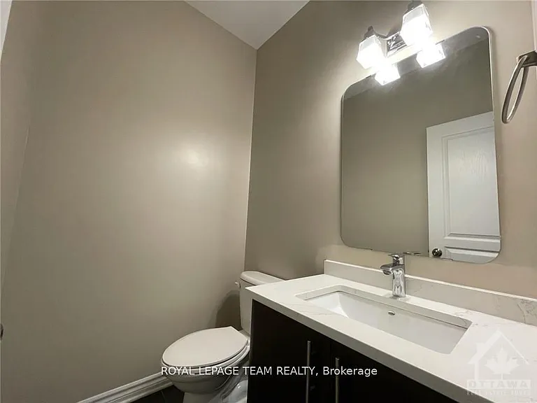 1189 Tischart Cres — Photo 4