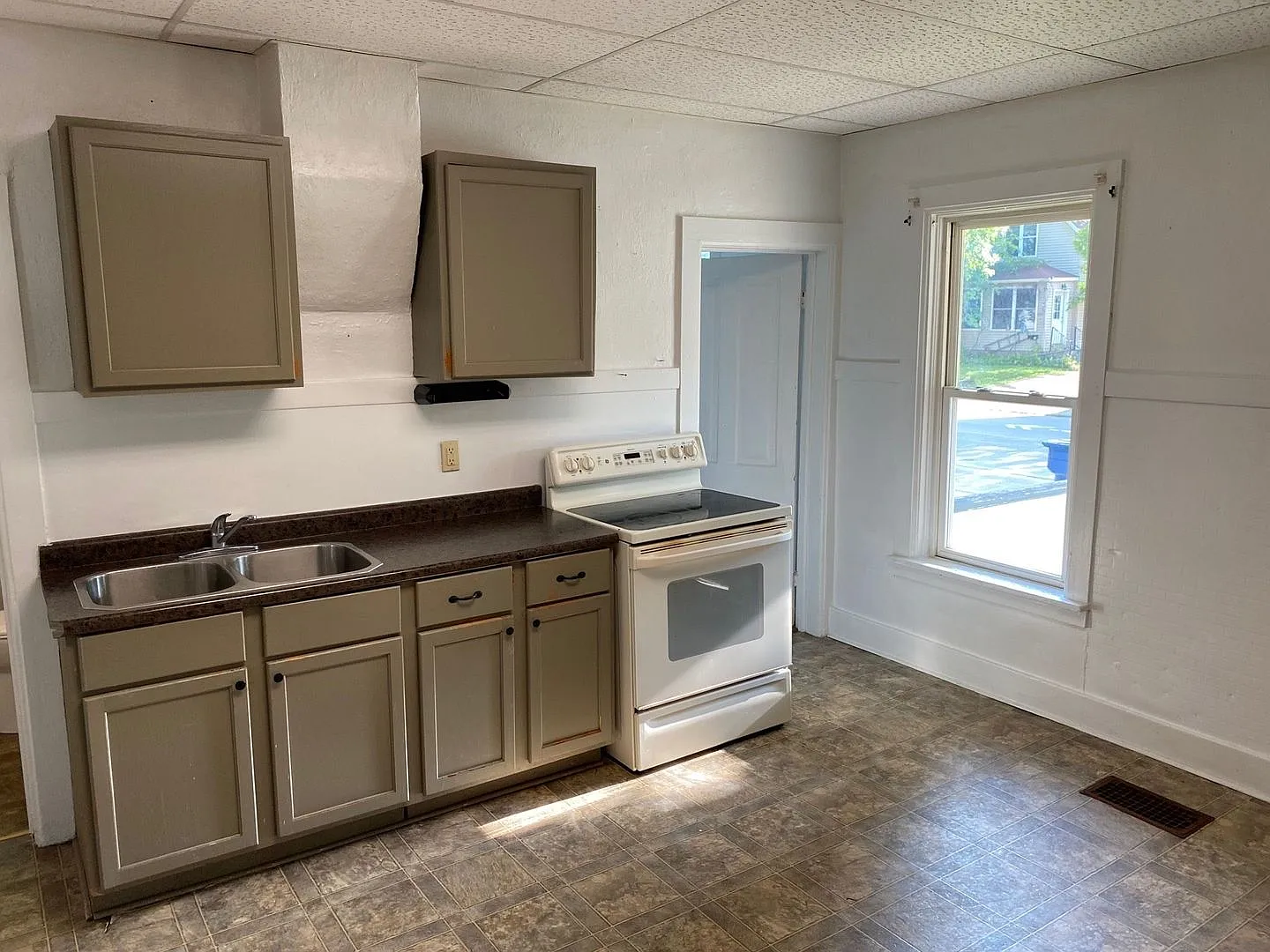 4 Bed 2 Bath Single Family Home in Wausau — Photo 3