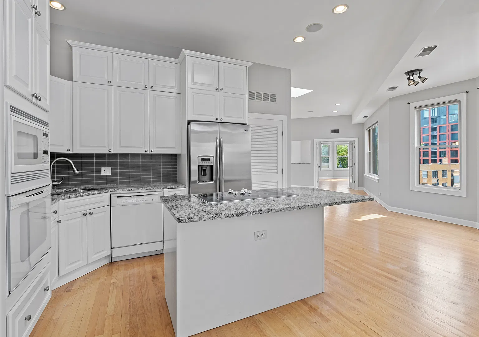 845 W Altgeld St — Photo 4