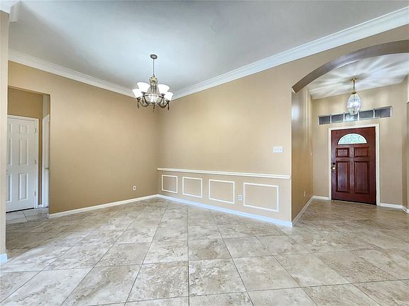 4th image of 907 Presley Way