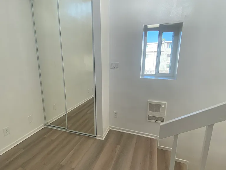 15 Ironsides St #4 — Photo 11