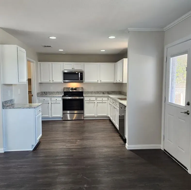 3 bed, 2.5 bath, 2420 sqft, $2,269 — Photo 4