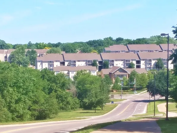 Meadowbrook Apartments, 2601 Dover Sq #3b8d7eb44, Lawrence, KS 66049