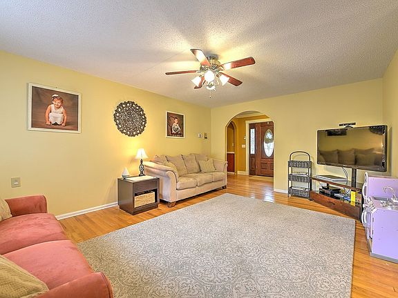 5th image of 209 Shady Brook Dr