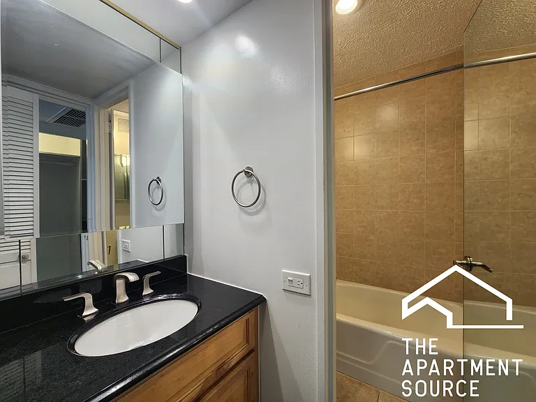 260 E Chestnut St #803 — Photo 9