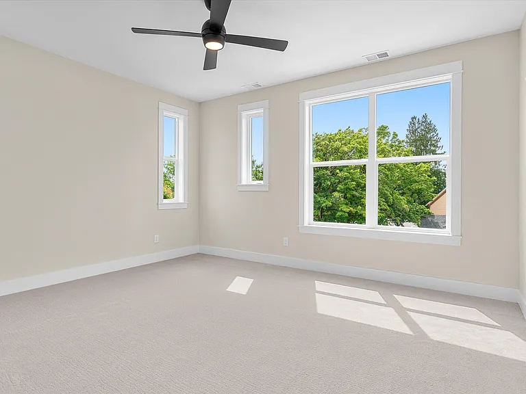 349 SE Walnut St — Photo 21