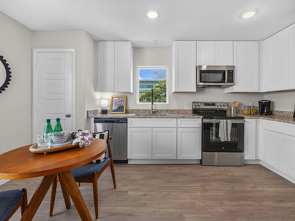 2 bed, 1012 sqft, $1,650 — Photo 4