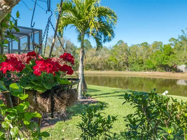 315 Londonderry Dr, Sarasota, FL 34240