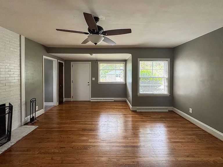 318 Fairwood Ct — Photo 4