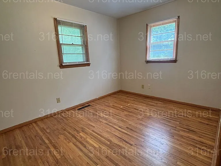 1704 N Lawndale — Photo 2