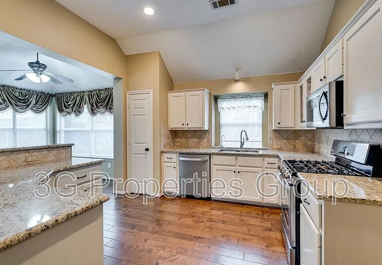 3900 Oak Park Dr — Photo 15