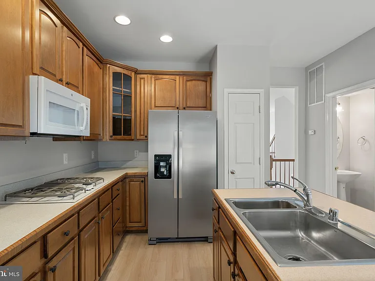 1026 Longview Ln — Photo 3