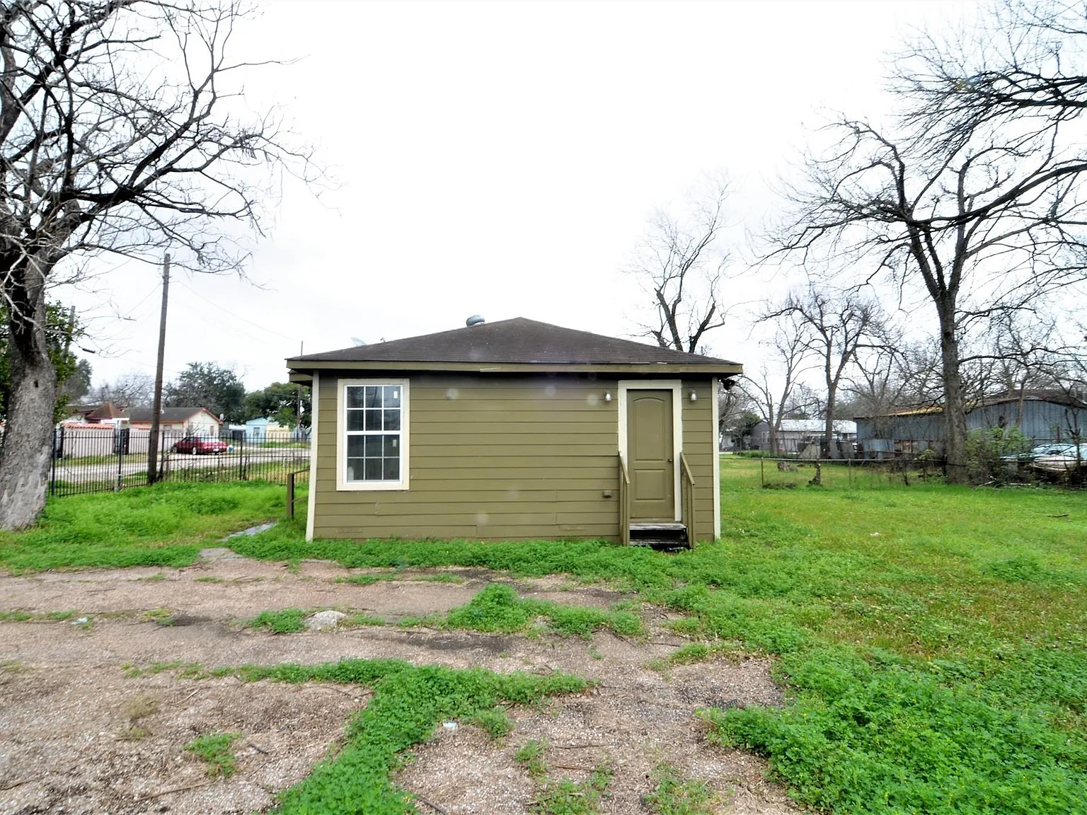 1 bed, 1.0 bath, 480 sqft, $1,049 — Photo 2