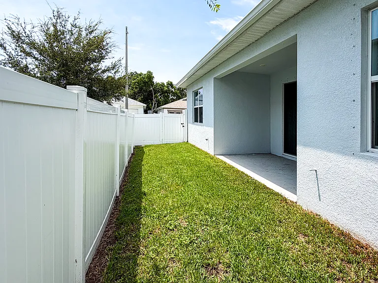 2065 Paragon Cir W — Photo 20