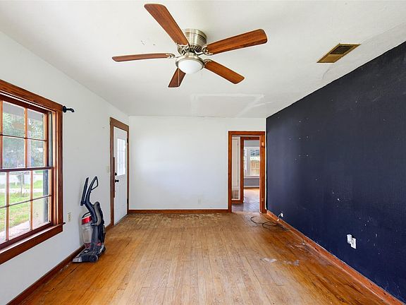 4th image of 1104 Southline St