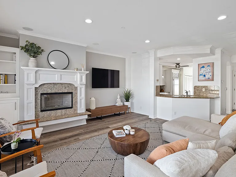 231 Aviation Pl — Photo 1