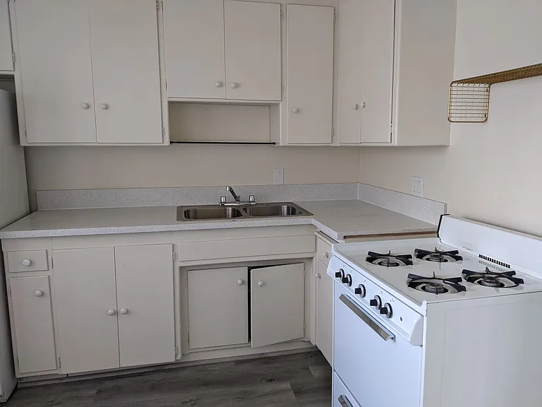 244 N Oakland Ave — Photo 7
