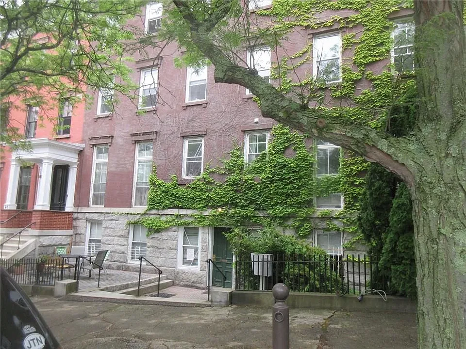 100 Bowen St #1E