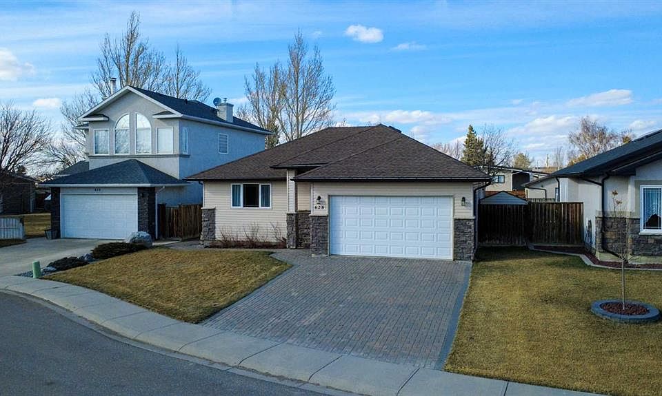 1st image of 628 Maple Pl S