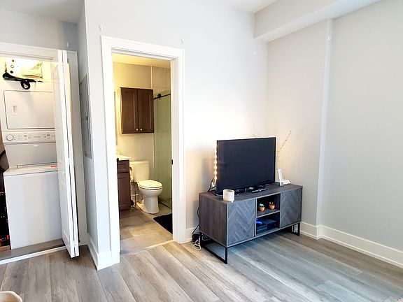 5th image of 1424 E 53rd St Suite 206